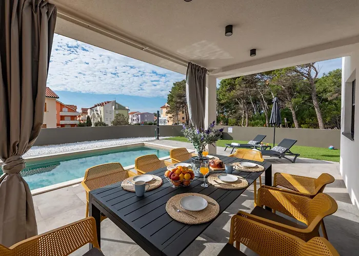 Villa Brand New 'maslina' With Pool Povljana